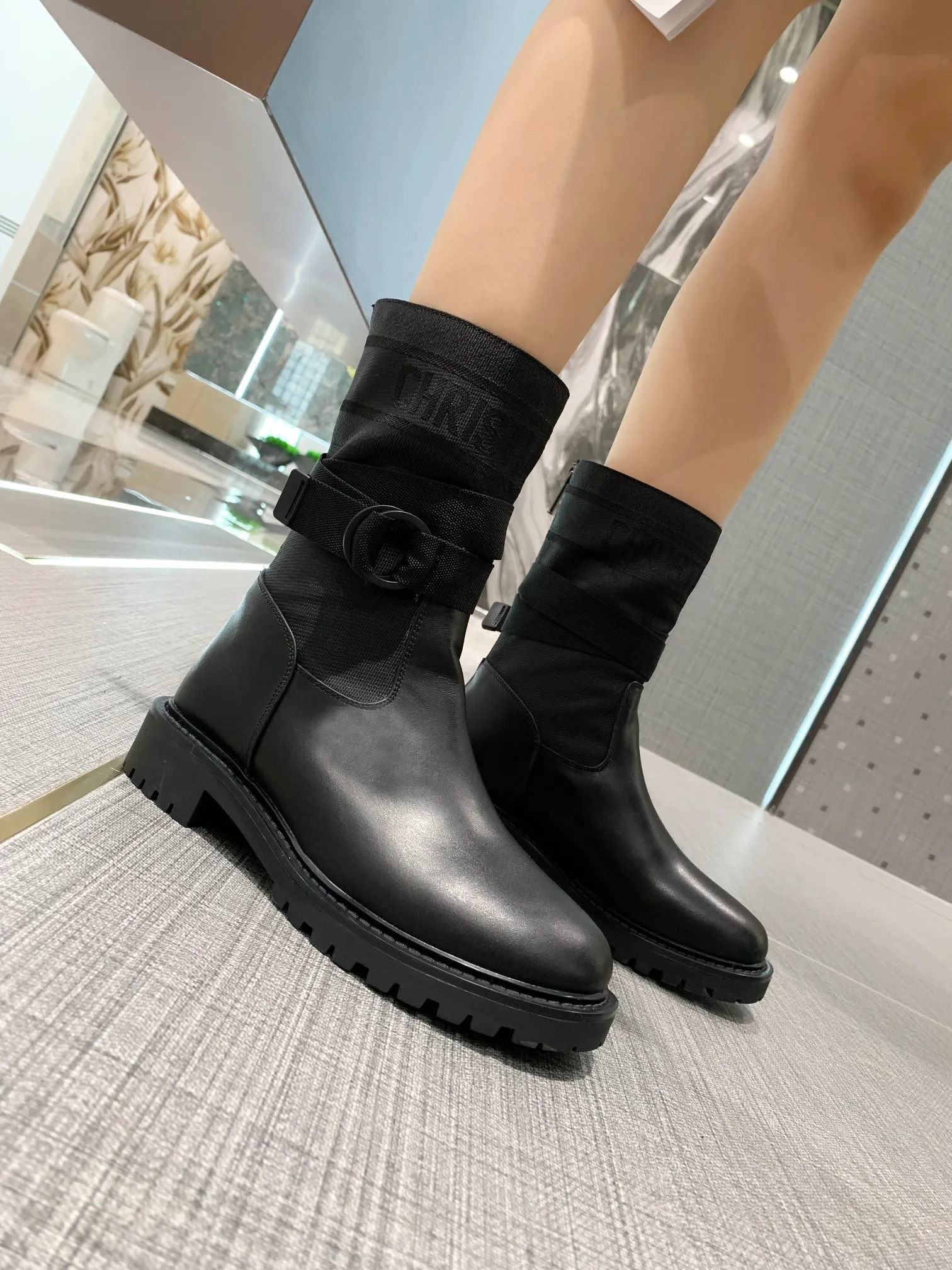 👟👟Ex-factory price 560👟👟 The latest 2024 Dior/Dior autumn and winter catwalk model. The original version is 1:1. In terms of boots, the biggest highlight of this season’s brand fashion show is this boot. The color-blocking design is unique and versatile. Exclusive molding. The heel height is 3cm. They are so beautiful on the feet! Fabric, calfskin, lining, sheepskin lining, outsole, TPU bottom ☑Number of yards: 35-40, (41 can be customized and cannot be returned or exchanged)